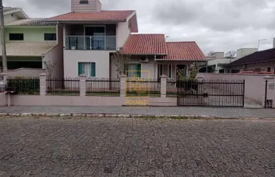 Casa semi mobiliada com piscina no bairro das nações
