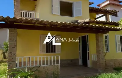 Casa bem construída, com ótima ventilação, vista livre e quintal arborizado. espaçosa, confortável e perto de tudo, a poucos minutos do centro e das praias.