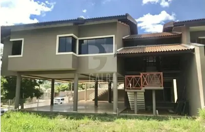 Casa de alto padrão muito ampla à venda, local privilegiado