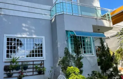 Casarão cinematográfico na vargem grande com água  de cachoeira e teto solar