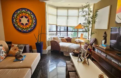 Casa com personalidade! 3 dorms(1 suite) + lavabo + depend. completa + churrasqueira! 190m² 2 vagas