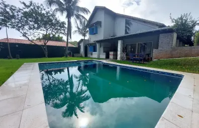 Mansão com quintal de verdade! 4 dorms (3 suites), piscina com jacuzzi, churrasqueira +depend. de serviço, 3 vagas