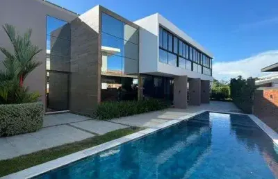 Descubra seu paraíso com esta linda casa no condomínio laguna