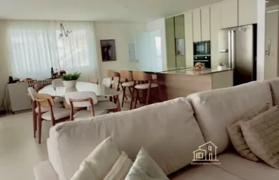 Casa moderna em condomínio clube com 3 suítes, espaço gourmet, piscina e 6 vagas em excelente localização