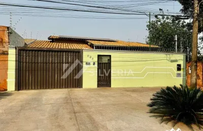 Casa com piscina e placas solares santa carmelia próximo colégio militar