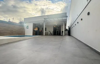 Casa térrea c/ piscina no satélite em itanhaém, próximo à praia