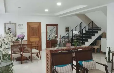 Vendo casa duplex lindíssima, com 5 quartos, 2 suítes, lindíssima!