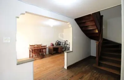 Casa sobradada com 205m², duas salas, três dormitórios, três banheiros, uma vaga em água branca
