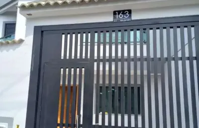 Sobrado triplex 112m2 privativos, 2 quartos com suíte, sala, cozinha, lavabo, área de serviço, 2 vagas - bairro jaçatuba - santo andré