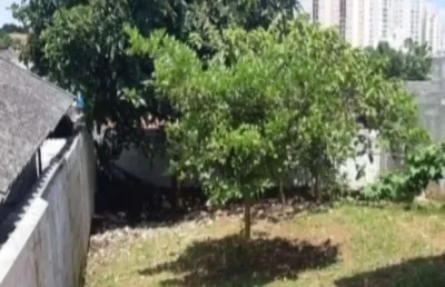 Vende-se casa assobradada em área de 228 m2 na região do baeta neves, a casa ao lado também esta a venda conosco podendo ser remembrada.