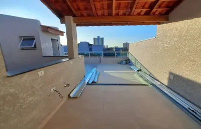 Cobertura com 2 dormitórios sendo 1 suíte. possui elevador, com 1 vaga de garagem.