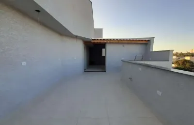 Cobertura com 2 dormitórios sendo 1 suíte. possui elevador, com 1 vaga de garagem.