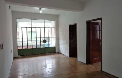 Apto de 2 quartos amplos, sala e cozinha amplas com sacada e quintal em frente ao terminal central