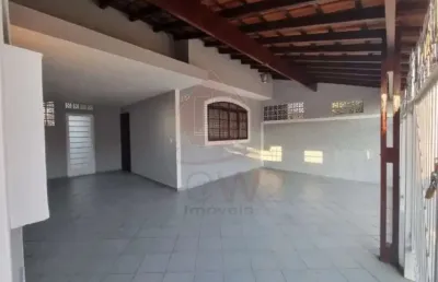 Sobrado de 175m²ac com 3 quartos (1 suite com banheira), 2 vagas cobertas próximo ao maxi shopping