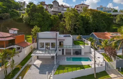 Linda casa no condomínio marambaia, com área gourmet e piscina aquecida.
