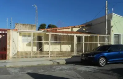 Casa térrea com 2 quartos, sala e cozinha amplas e uma vaga descoberta num lugar especial