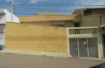 Casa com 2 dormitórios (1 com planejado), cozinha planejada, churrasqueira e 1 vaga coberta
