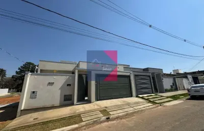 Casa de alto padrão, edificação ainda na planta, localizada no parque real,