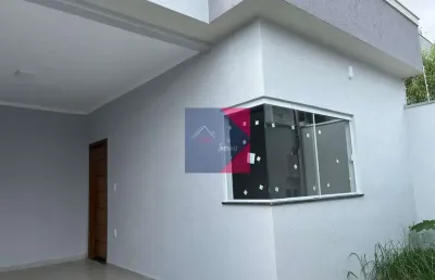 Uma casa com excelente acabamento, localizada no bairro parque real.