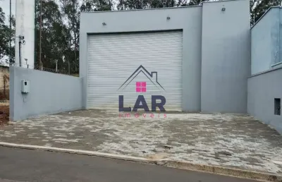 Um galpão com excelente localização, com portão automático no parque real