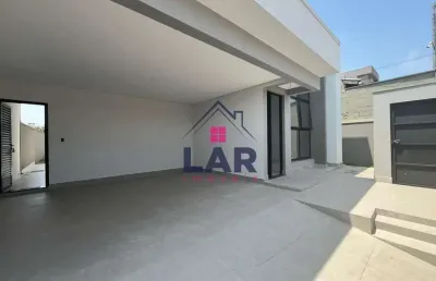 Vende-se casa de alto padrão localizada com acabamento de primeira