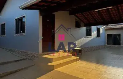 Vende-se excelente casa de alto padrão com localização privilegiada.