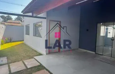Vende-se bela casa com excelente localização e acabamento