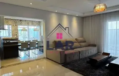 Vende-se casa de alto padrão com acabamento de primeira e localização