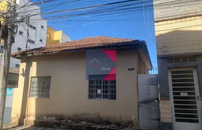 Casa com ecxelente localização, com valor de oportunidade para investimento.