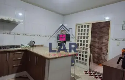 Linda casa de 3 quartos com área gourmet, armários planejados e excelente espaço