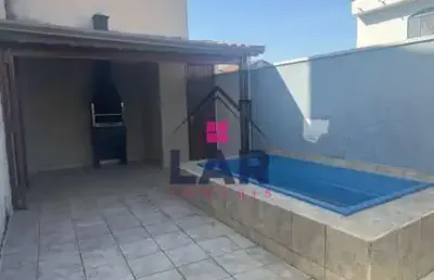 Esta linda residência oferece conforto, praticidade e muito espaço.