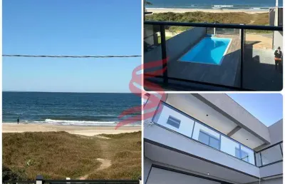 Sobrado de alto padrão em frente ao mar – viva com elegância e vista privilegiada!