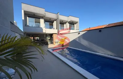 Lindo sobrado alto padrão com piscina aquecida, edícula e a poucos passos da praia!