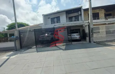 Sobrado em guaratuba com 3 quartos sendo uma suíte e piscina aquecida.