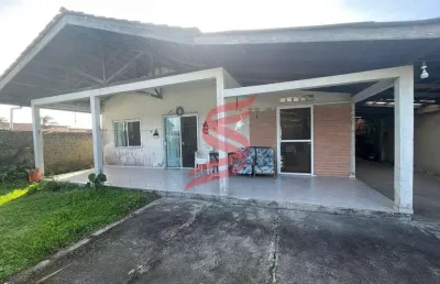 Casa em região de moradores com 03 quartos e amplo quintal.