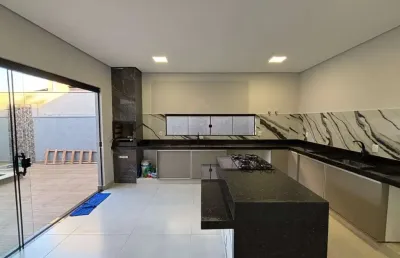 Casa térrea em condomínio com  3 dormitórios sendo 1 suíte, com 145 m² de área construída.
