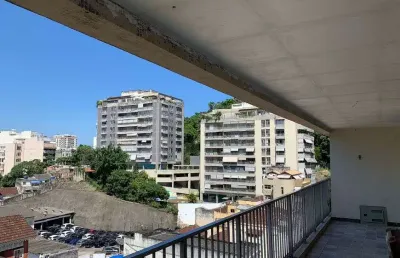 Fantástica cobertura com lidíssima vista indevassável, para deixar do se jeito
