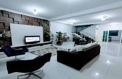 Sobrado à venda, 233 m², 4 quartos, 3 banheiros, 2 suítes