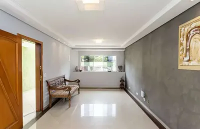 Sobrado à venda, 200 m², 4 quartos, 5 banheiros, 3 suítes
