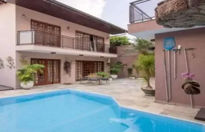 Sobrado à venda, 462 m², 4 quartos, 5 banheiros, 3 suítes