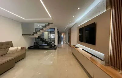 Sobrado à venda, 290 m², 4 quartos, 4 banheiros, 2 suítes