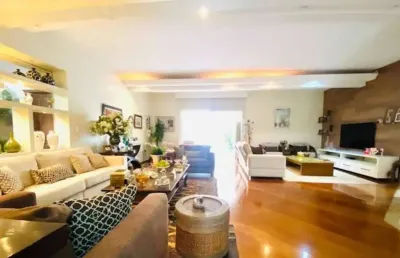Sobrado à venda, 530 m², 4 quartos, 3 banheiros, 3 suítes