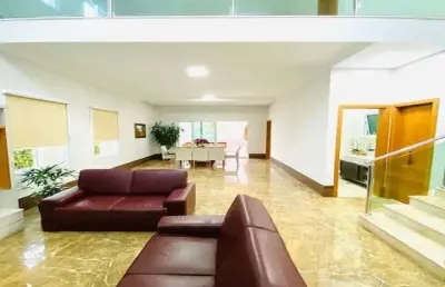 Sobrado à venda, 298 m², 3 quartos, 1 banheiro, 3 suítes
