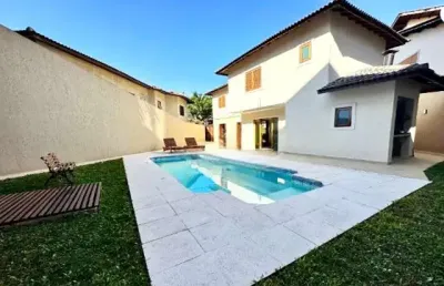 Sobrado à venda, 300 m², 3 quartos, 2 banheiros, 1 suíte