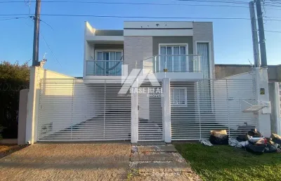Encantador sobrado em excelente localização: 2 quartos, 1 banheiro e 2 vagas de garagem