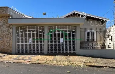Casa com 3 quartos para alugar na Rua Valentim Do Amaral, Higienópolis, Piracicaba