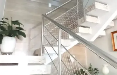 Vendo belíssima casa em condomínio fechado, ideal pra quem busca segurança e conforto.