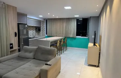 Apartamento reformado à venda – 2 quartos grandes, 2 vagas e sacada integrada