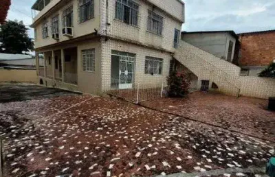 Casa linear de fundos com 2 quartos / quintal e vaga compartilhados