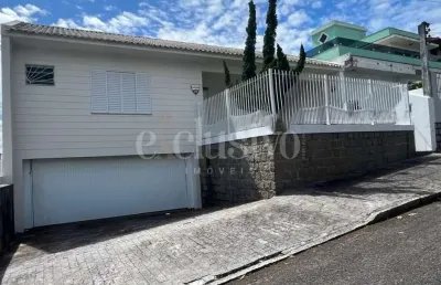 Casa com 3 quartos à venda na rua desembargador pedro silva, 999, itaguaçu, florianópolis por r$ 1.900.000
